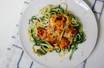 Zoodles mit Süßkartoffel-Cashew-Soße & gebackenem Blumenkohl