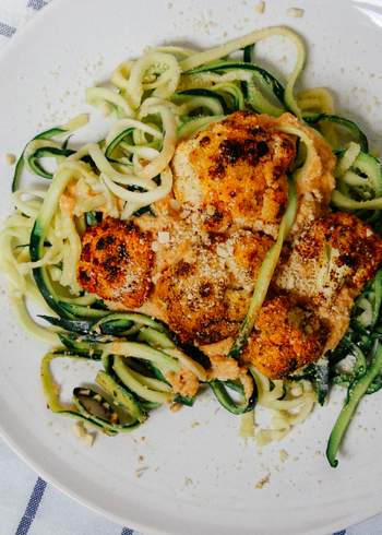 Zoodles mit Süßkartoffel-Cashew-Soße & gebackenem Blumenkohl