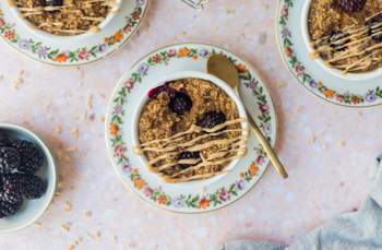 Simple vegane Baked Oats mit Brombeeren