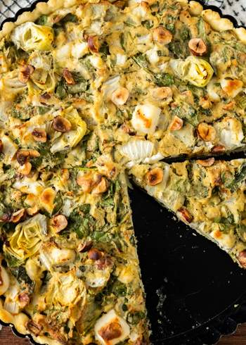 Vegane Quiche mit „Feta“, Spinat und Artischocken