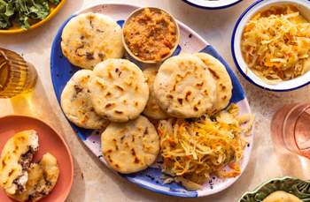 Vegane Pupusas (Gefüllte Maistortillas) mit Bohnen-Käse-Füllung, Salsa Roja und Curtido