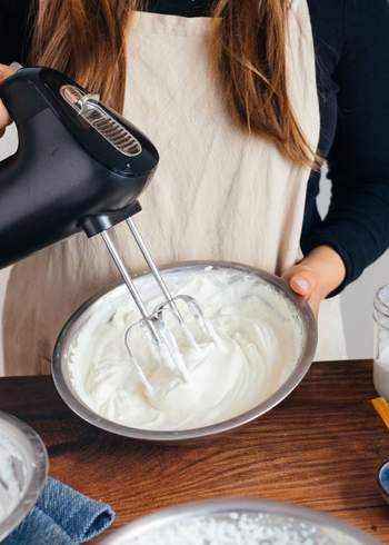 Vegane Sahne aufschlagen: Die besten Produkte, Tipps & Rezepte