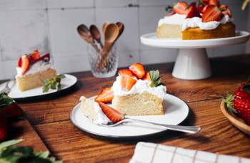 Veganer Erdbeerkuchen mit Sahne