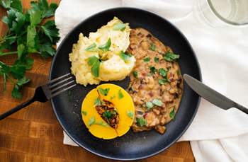 Gefüllter Butternut-Kürbis mit veganer Rahmsoße & Kartoffelbrei