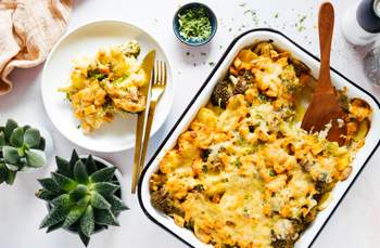 Cremiger veganer Kartoffel-Brokkoli-Auflauf