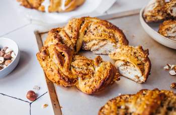 Veganer Hefezopf mit Nussfüllung