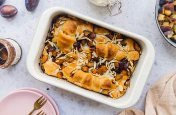 Veganer Croissant-Auflauf mit Zwetschgen
