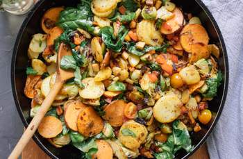 Vegane Bratkartoffel-Pfanne mit Gemüse