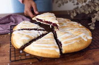 Veganer Apfel-Kirsch Hand Pie mit Zuckerguss