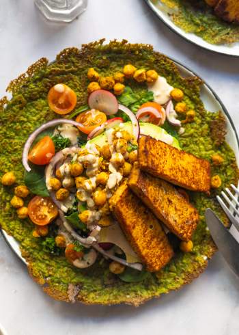 Grüne Erbsen-Pfannkuchen mit frischen Kräutern, Dip und Spinat
