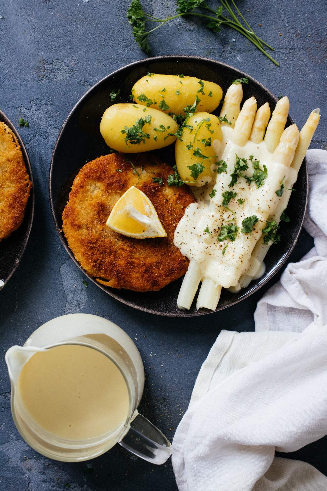 R240 Vegane Sauce Hollandaise mit Spargel & Sellerie-Schnitzel