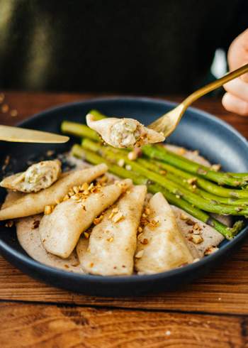 Vegane Mezzelune mit Spargelfüllung und Zitronen-Haselnuss-Soße