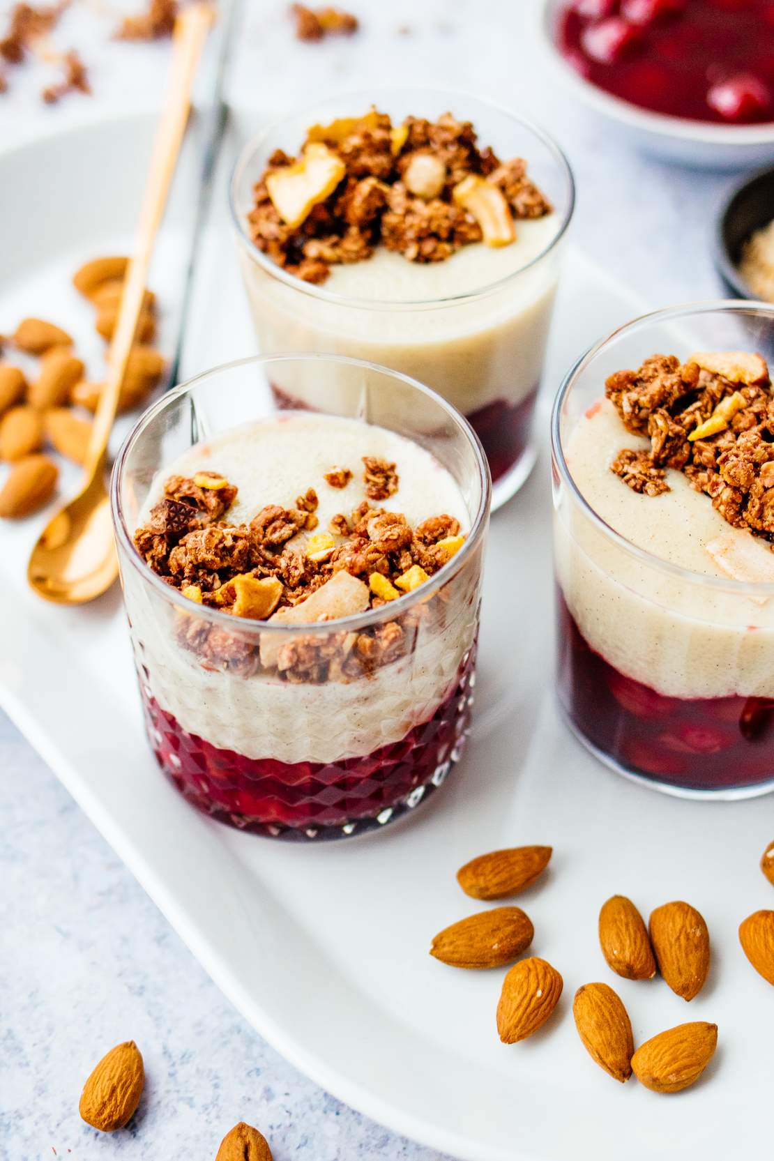R545 Veganes 20-Minuten-Dessert mit Grießbrei und Kirschen