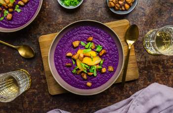 Vegane weihnachtliche Rotkohlsuppe mit Zimt-Croûtons