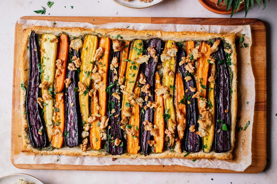 R591 Möhrentarte mit Dinkel-Blätterteig und veganem Fetakäse