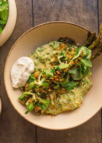 Vegane Zitronen-Polenta mit grünem Spargel, Erbsen und knusprigem Topping