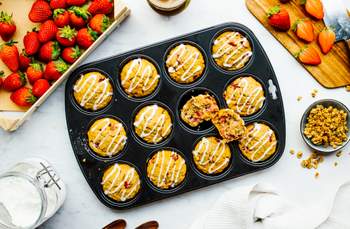 Vegane Frühstücksmuffins mit Erdbeeren