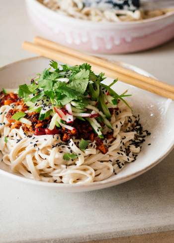 Kalte Udonnudeln in Sesamsoße mit Chili-Sojagranulat