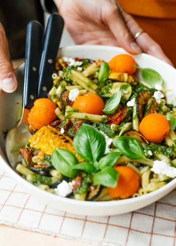 Schneller Nudelsalat mit Melone, Basilikum & gegrilltem Mais