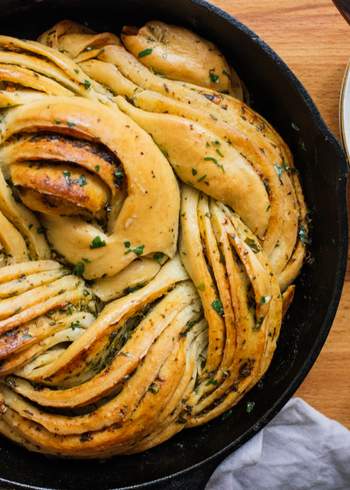 Veganes Knoblauchbrot mit selbstgemachter veganer Knoblauchbutter