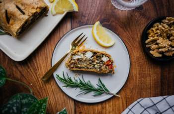 Veganer Blätterteigstrudel mit Gemüse-Hack-Füllung