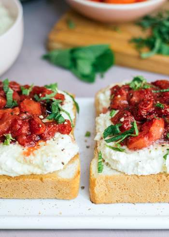 Frühstückstoasts mit veganem Ricotta und gebackenen Erdbeeren