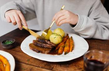 Veganer Seitanbraten mit Bratensoße und weihnachtlichen Beilagen