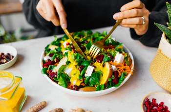 Vegane Winter Grain Bowl mit Ingwer-Kurkuma-Dressing