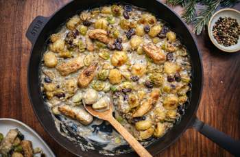 Gnocchi-Pfanne mit Rosenkohl und veganen Filets