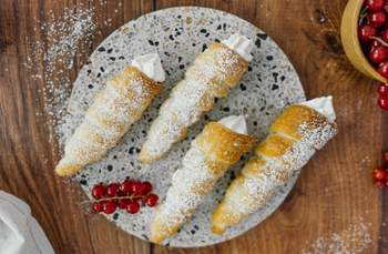 Vegane Schillerlocken mit roten Johannisbeeren