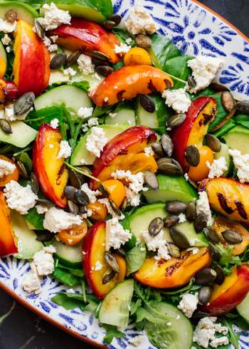 Sommersalat mit gegrilltem Pfirsich