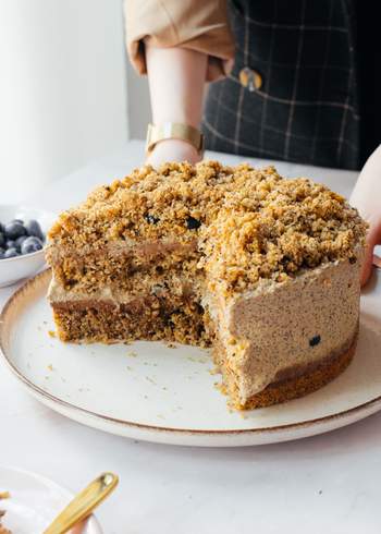 Vegane Cappuccino-Streuseltorte mit Blaubeeren