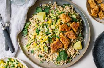 Limetten-Reis mit Tempeh und Mango-Avocado-Salsa