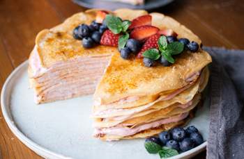 Vegane Crêpe-Torte mit Erdbeeren