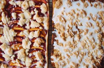 Prassel- und Obstkuchen mit Streuseln