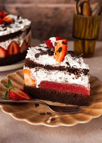 Vegane Erdbeer-Stracciatella-Torte