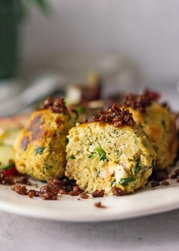 Tofu-Spinat-Knödel mit Salat und knusprigen Pumpernickel-Bröseln