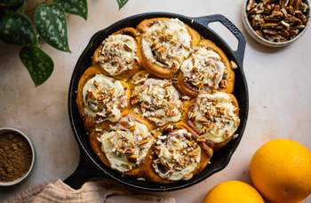 Vegane Kürbisschnecken mit Orangen-Buttercreme und Pekannüssen