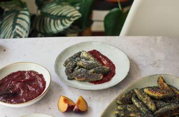 Vegane Mohn-Schupfnudeln mit Pflaumensauce