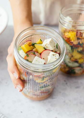 Sommerlicher Kichererbsensalat mit veganem „Feta“