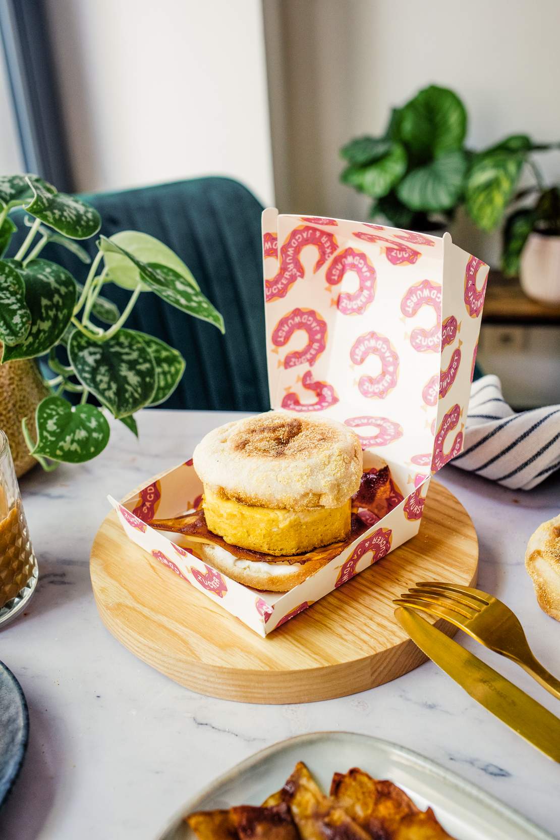 R658 Frühstücksburger mit veganem Bacon und Ei