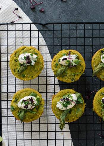 Vegane Mini-Frittatas mit grünem Spargel