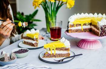 Vegane Eierlikörtorte mit Haselnussböden